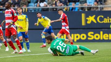 Martin Hongla y Mariño, protagonistas negativos en el gol del Cádiz.