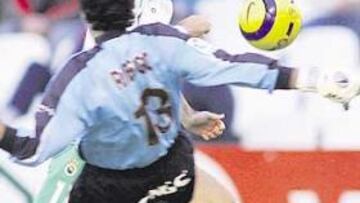 <b>ERRORES. </b>Real y Racing igualaron a fallos, como esta salida en falso de Riesgo.