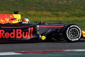 El piloto australiano Daniel Ricciardo de Red Bull Racing tomando una curva.