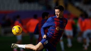 Soccer Football - LaLiga - FC Barcelona v Getafe - Estadi Olimpic Lluis Companys, Barcelona, Spain - February 24, 2024 FC Barcelona's Robert Lewandowski during the warm up before the match REUTERS/Albert Gea