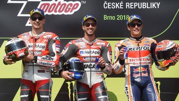 (L to R) Second placed Jorge Lorenzo of Spain, winner Andrea Dovizioso of Italy and third placed Marc Marquez of Spain celebrate on the podium after the MotoGP competition at Masaryk Circuit on August 05, 2018 in Brno, Czech Republic. / AFP PHOTO / Micha
