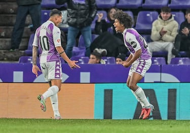 Peter Federico는 Alfonso Herrero의 잘못된 출발 이후 공을 받았을 때 두 번 생각하지 않았습니다. 바야돌리드 포워드는 그 공을 말라가 골키퍼 위로 들어올려 순간적인 1-0을 만들었습니다.