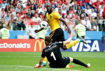 Romelu Lukaku anotó su segundo gol poco antes del descanso. Tras recibir un pase entre líneas de Meunier y la picó por encima del portero.