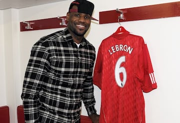 LeBron, en 2011, posa con una camiseta del Liverpool.
