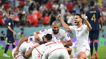 AL RAYYAN, QATAR - NOVEMBER 30: Wahbi Khazri of Tunisia celebrates with teammates after scoring their team's first goal during the FIFA World Cup Qatar 2022 Group D match between Tunisia and France at Education City Stadium on November 30, 2022 in Al Rayyan, Qatar. (Photo by Clive Mason/Getty Images)