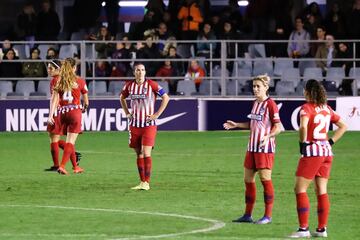 Las jugadoras rojiblancas se lamentan tras encajar el segundo tanto del Barcelona.