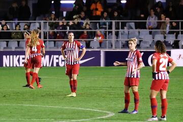 Las jugadoras rojiblancas se lamentan tras encajar el segundo tanto del Barcelona. 