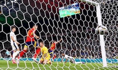 1-0. Lamine Yamal abre al costado izquierdo del área inglesa y conecta con el delantero del Athletic Club que dispara raso, cruzado, al palo largo, superando a Jordan Pickford.