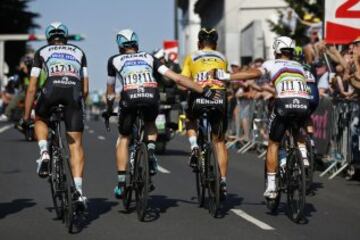 Tony Martin fue arropado por su equipo hasta llegar a meta.