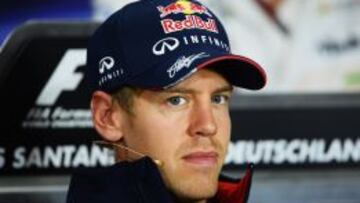 Sebasti&aacute;n Vettel hablando ante los medios en el GP de Alemania
