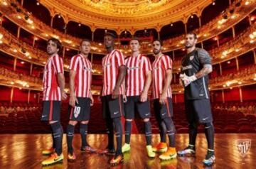 El Athletic presentó su nueva equipación para la temporada 2016/2017 en el Teatro Arriaga con Beñat, De Marcos, Williams, Laporte, Raúl García y Herrerín.