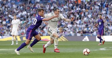 Tarjeta amarilla para Bale por un codazo sobre Kevin cuando intentaba irse de él dentro del área