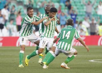 Juanfran celebra el 4-3 del Betis. 