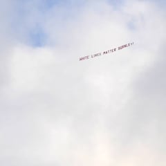 Un avión con una bandera supremacista sobrevoló el Etihad: "White lives mater"