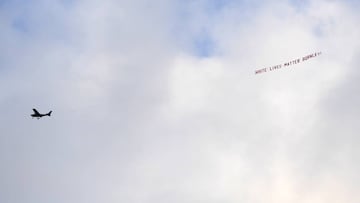 Un avión con una bandera supremacista sobrevoló el Etihad: "White lives mater"