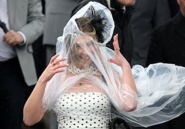 El Aintree Grand National es la carrera ecuestre de obstáculos más importante del Reino Unido. Hoy se celebra el Ladies Day, donde los sombreros y el glamour se convierten en los protagonistas.