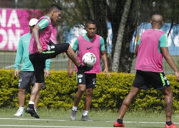 Fútbol en espacio reducido y más actividades con balón se realizaron en la práctica de este martes.