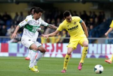 El centrocampista del Villarreal Bruno Soriano con el balón ante el centrocampista del Elche Javi Márquez, durante el partido de la trigésima primera jornada de liga de Primera División disputado esta tarde en el estadio de El Madrigal.