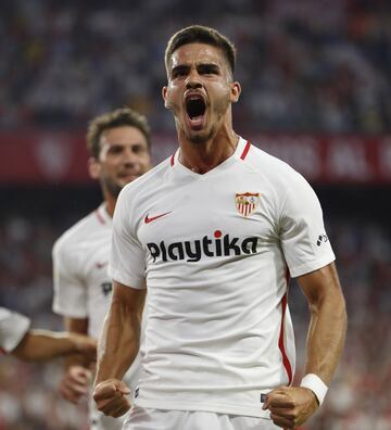 1-0. André Silva celebró el primer gol.