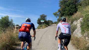 Michael Matthews y Tadej Pogacar en sus bicicletas.