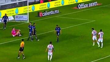 Dávila no pudo marcar en esta doble ocasión con el Necaxa