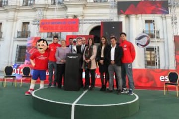 En La Moneda se realizó el lanzamiento del Trophy Tour del Mundial Sub 17. El trofeo recorrerá distintas ciudades de Chile.
