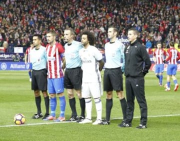 Los capitanes de ambos equipos, Gabi y Marcelo, con el árbitro Fernández Borbalán.
