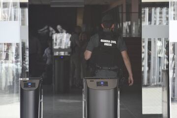 Agentes de la UCO están registrando la sede de la Federación de Fútbol en Las Rozas.