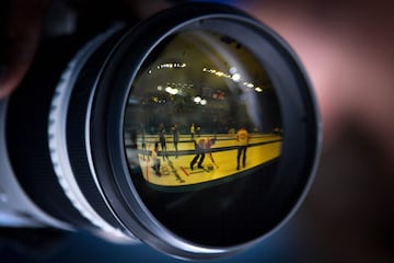 Reflejado en la lente del objetivo la sesión de curling entre Japón y Suiza.