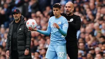 Joao Cancelo, con Guardiola en un Manchester City-Liverpool.