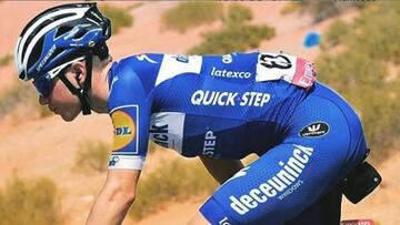 Remco Evenepoel rueda con el maillot del Deceuninck Quick-Step durante el UAE Tour.