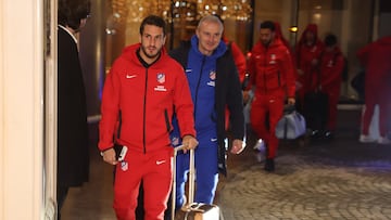 Koke y el doctor Celada, en la llegada del Atlético a Estambul este lunes 19 de enero.