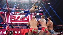 Ricochet volando sobre The Revival y Robert Roode.