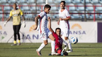 Futbol, Nublense vs Union La Calera.
Fecha 2, campeonato Nacional 2022.
El jugador de Nublense Nicolas Guerra, derecha, disputa el balon con Erick Wiemberg de Union La Calera durante el partido de primera division realizado en el estadio CAP de Talcahua