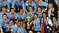 <b>CAMPEONES. </b>La plantilla de Uruguay celebra la consecución de la Copa América después del partido, con el capitán Lugano sujetando el trofeo.