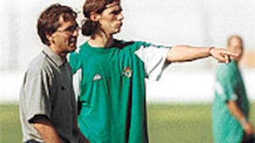 <b>REENCUENTRO DE MAESTRO Y ALUMNO</b>. Capi ya había debutado en el primer equipo de la mano de Serra Ferrer (96-97), pero fue con Fernando Vázquez, con el Betis en Segunda División (00-01), cuando se hizo con un puesto de titular indiscutible.