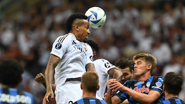 Warsaw (Poland), 14/08/2024.- Eder Militao (L-top) of Real Madrid and Marten de Roon (2R) of Atalanta BC in action during the UEFA Super Cup soccer match between Real Madrid and Atalanta BC at PGE Narodowy Stadium in Warsaw, Poland, 14 August 2024. (Polonia, Varsovia) EFE/EPA/Piotr Nowak POLAND OUT