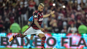 Futbol, Flamengo vs Atletico-GO.
Campeonato brasileno 2022.
El jugador de Flamengo Arturo Vidal celebra su gol contra Atletico-GO durante un partido del campeonato brasilero en el estadio Maracana de Rio de Janeiro, Brasil.
30/07/2022
Thiago Ribeiro/AGIF/Photosport

Football, Flamengo vs Atletico-GO.
2022 Brazilian Championship.
Flamengo's player Arturo Vidal celebrates after scoring against Atletico-GO during a Brazilian Championship match held at the Maracana stadium in Rio de Janeiro, Brazil.
30/07/2022
Thiago Ribeiro/AGIF/Photosport