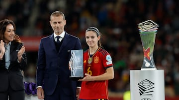 SEVILLA, 28/02/2024.- La centrocampista de la selección española Aitana Bonamtí (d) recibe el premio a la mejor jugadora del partido de manos del presidente de la UEFA, Aleksander Ceferin (i), tras la final de la Liga de Naciones Femenina, este miércoles en el Estadio de La Cartuja en Sevilla. EFE/Julio Muñoz
