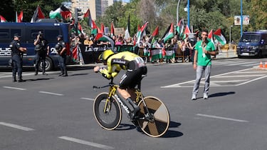 Manifestantes pro Palestina durante la carrera.