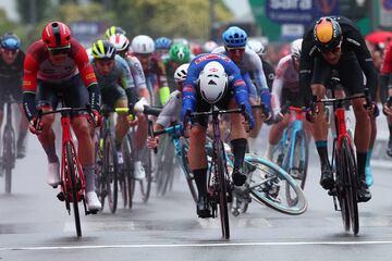 Mark Cavendish se cayó en el sprint final junto a la línea de meta.