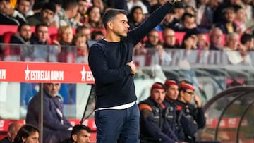 Girona, 27/10/2023. El técnico del Girona Míchel durante el partido correspondiente a la jornada 11 de LaLiga que ambos clubes disputan este viernes en el estadio municipal de Montilivi. EFE/David Borrat.
