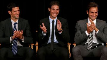 Novak Djokovic, Rafa Nadal y Roger Federer aplauden durante un acto del ATP Heritage Celebration en el Waldorf Astoria de Nueva York en 2013.