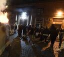 Noche de guerrilla en Nápoles contra el toque de queda