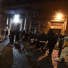 Noche de guerrilla en Nápoles contra el toque de queda