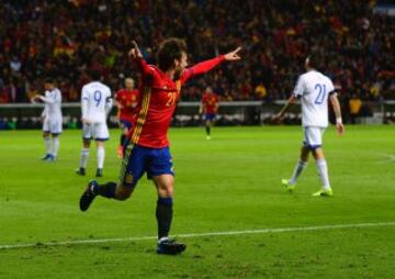 El centrocampista de la selección española de fútbol David Silva celebrando el gol que acaba de marcar a Israel 