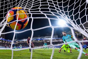 Lionel Messi scores against Eibar at Ipurúa during the 2016/17 campaign