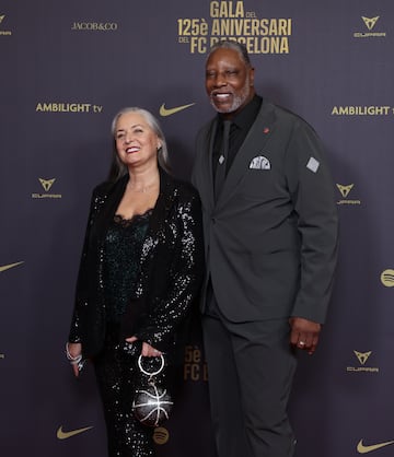 El exjugador de baloncesto del Barcelona, Audi Norri, junto con su esposa Dolores Couceiro en la alfombra roja del gran Teatro del Liceu.