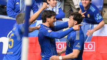 OVIEDO, 05/04/2026.- El delantero del Oviedo Federico Viñas (d) celebra tras marcar el 1-0 durante el partido de la jornada 30 de LaLiga EA Sports entre Real Oviedo y Sevilla FC, este domingo en el estadio Carlos Tartiere de Oviedo. EFE/ Eloy Alonso