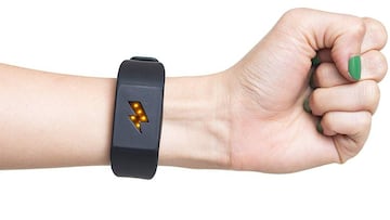 Gadgets surrealistas: Una pulsera que te electrocuta para curarte vicios